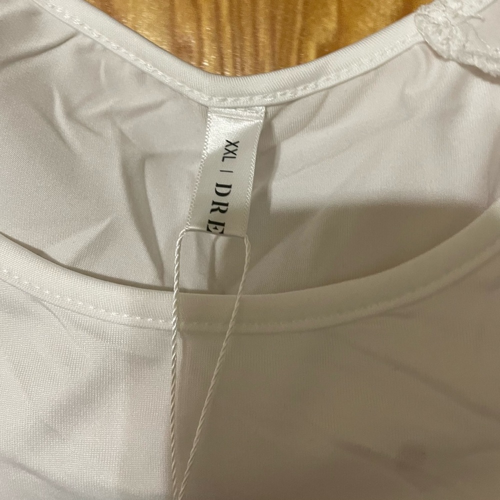 Simple T-Shirt - Picture 3 of 4